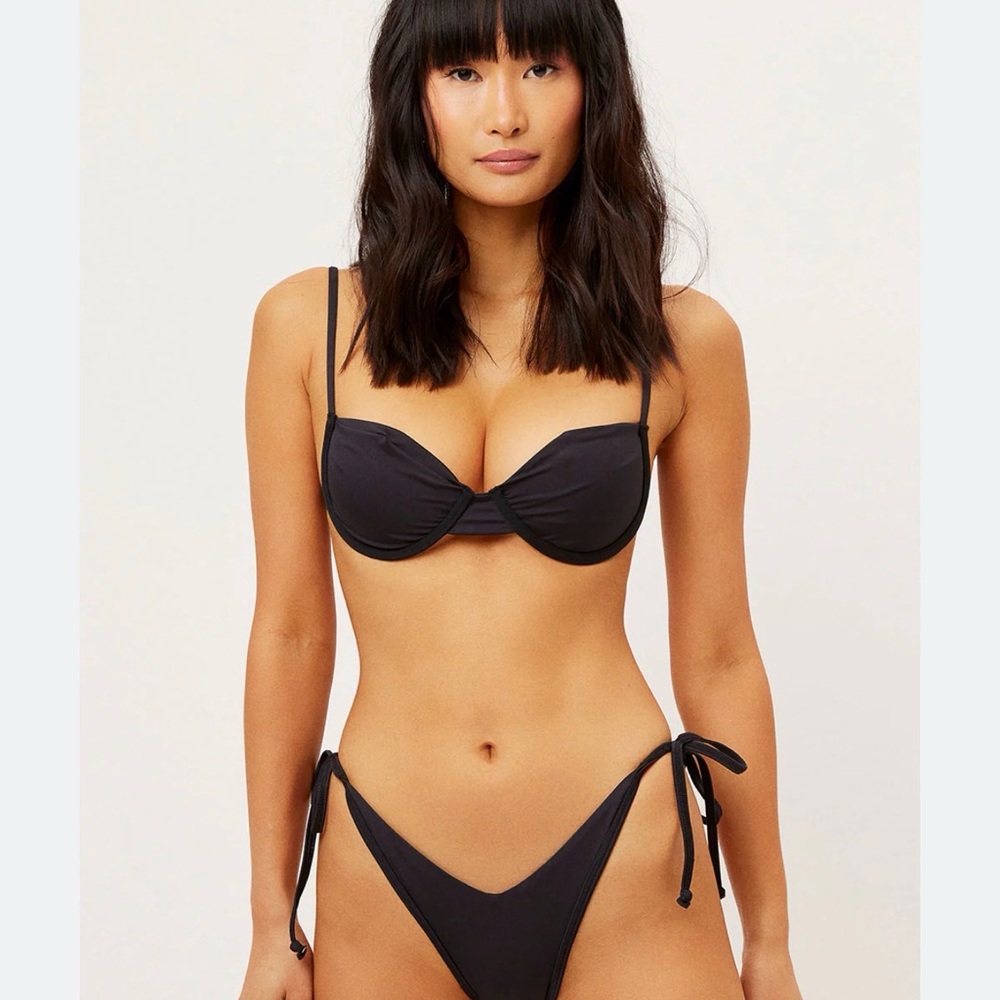 Frankie's Bikinis Elegant Black Bikini Top